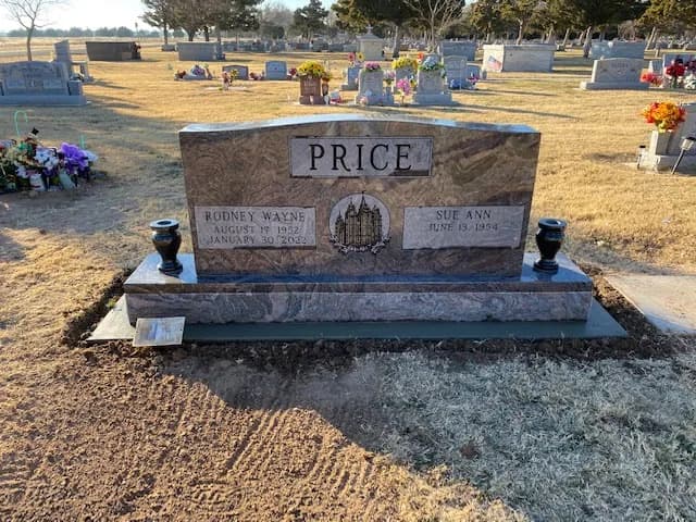 Double Upright granite memorial by Sadler & Son Monument Works, DU 90