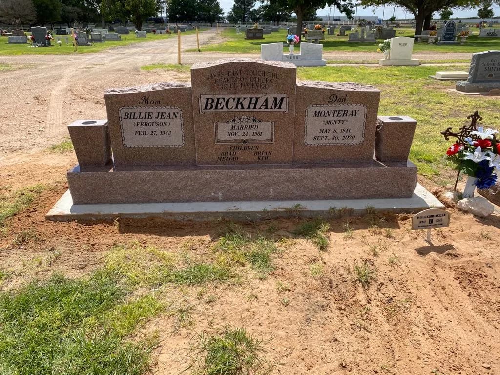 Double Upright granite memorial by Sadler & Son Monument Works, DU 107